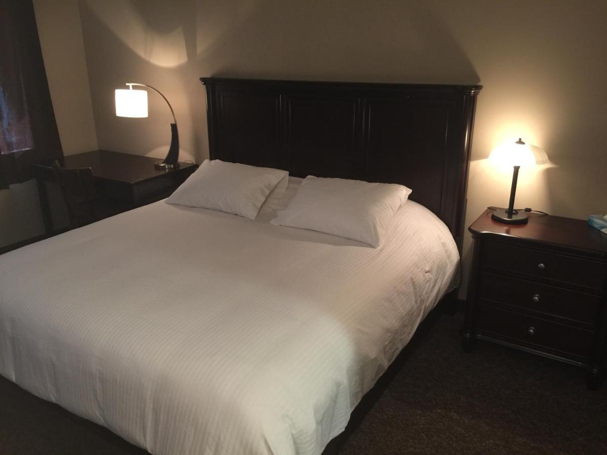 Jolly Giant Pub & Motel Willow Bunch Экстерьер фото