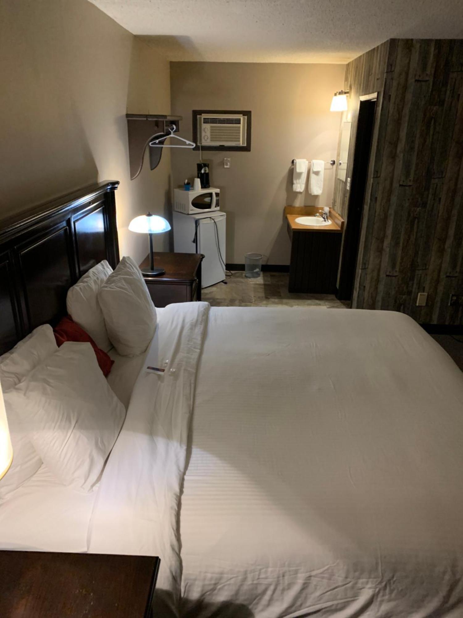 Jolly Giant Pub & Motel Willow Bunch Экстерьер фото