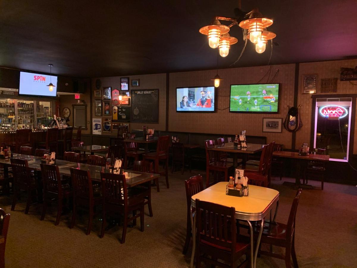 Jolly Giant Pub & Motel Willow Bunch Экстерьер фото